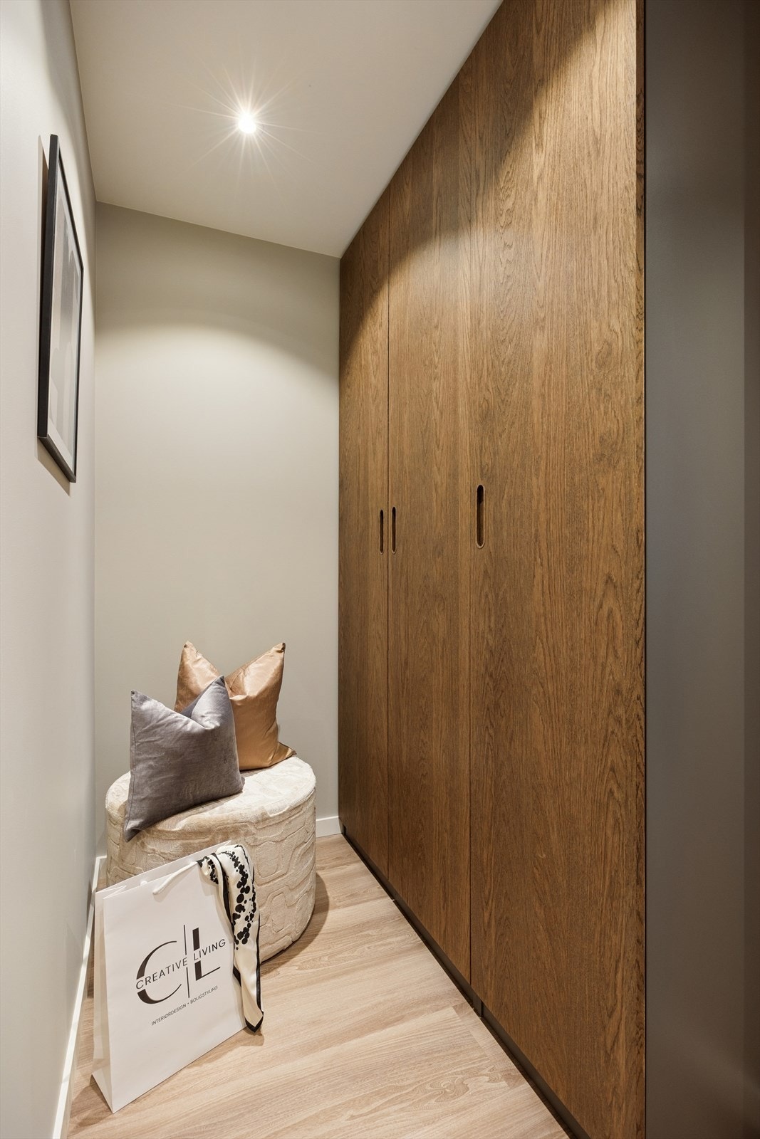 Alle overflater og gulv i entréen ble fornyet i 2026, og himlingen har integrerte downlights. Galleribilde