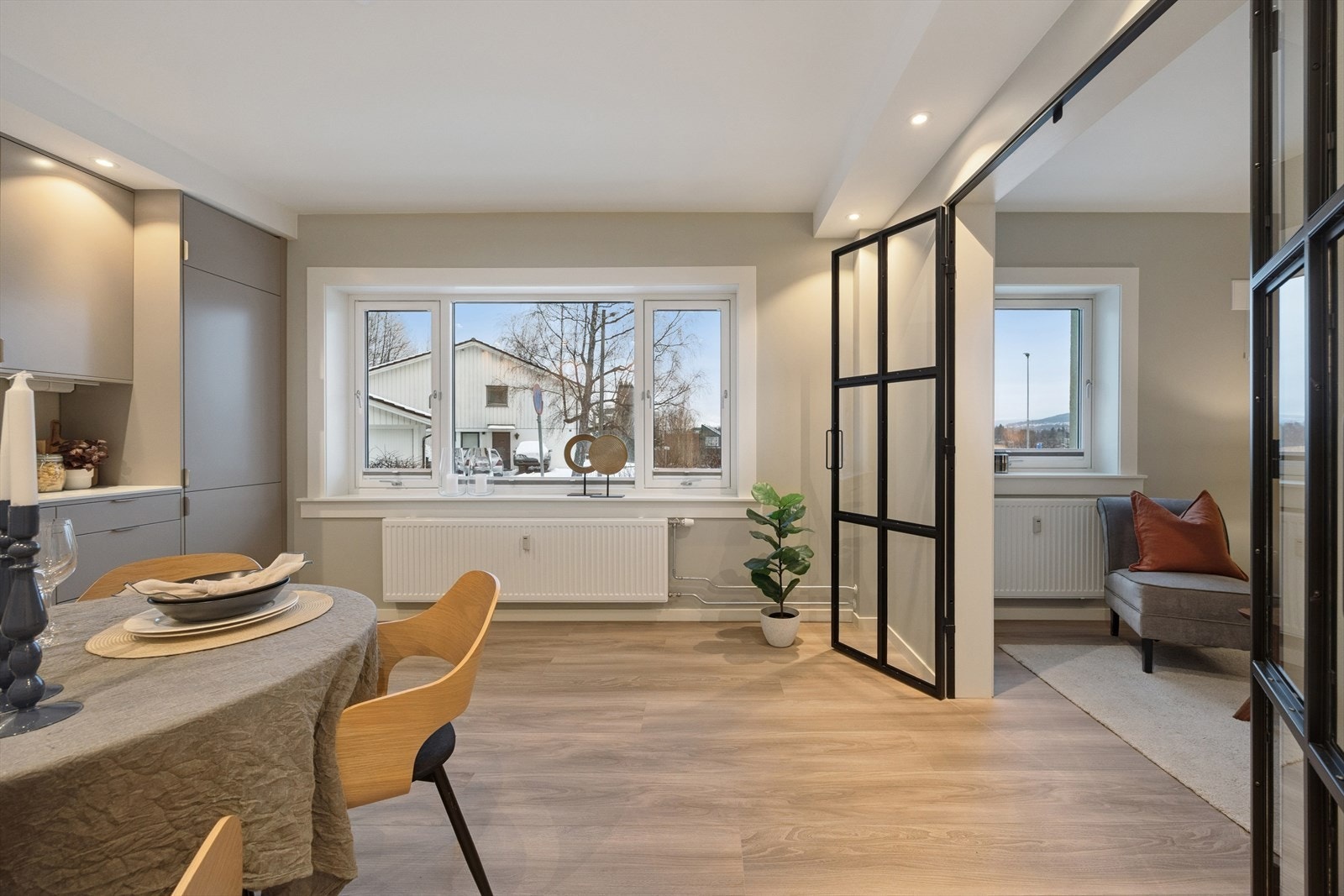 Gjennomgående laminatgulv fra 2026 binder rommene sammen på en helhetlig måte. Galleribilde