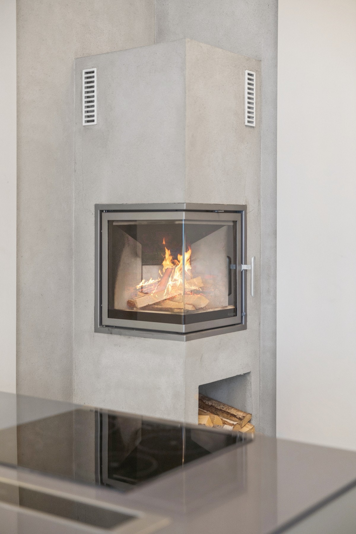 Ildstedet gir tilleggsoppvarming og bidrar til en behagelig temperatur. Galleribilde