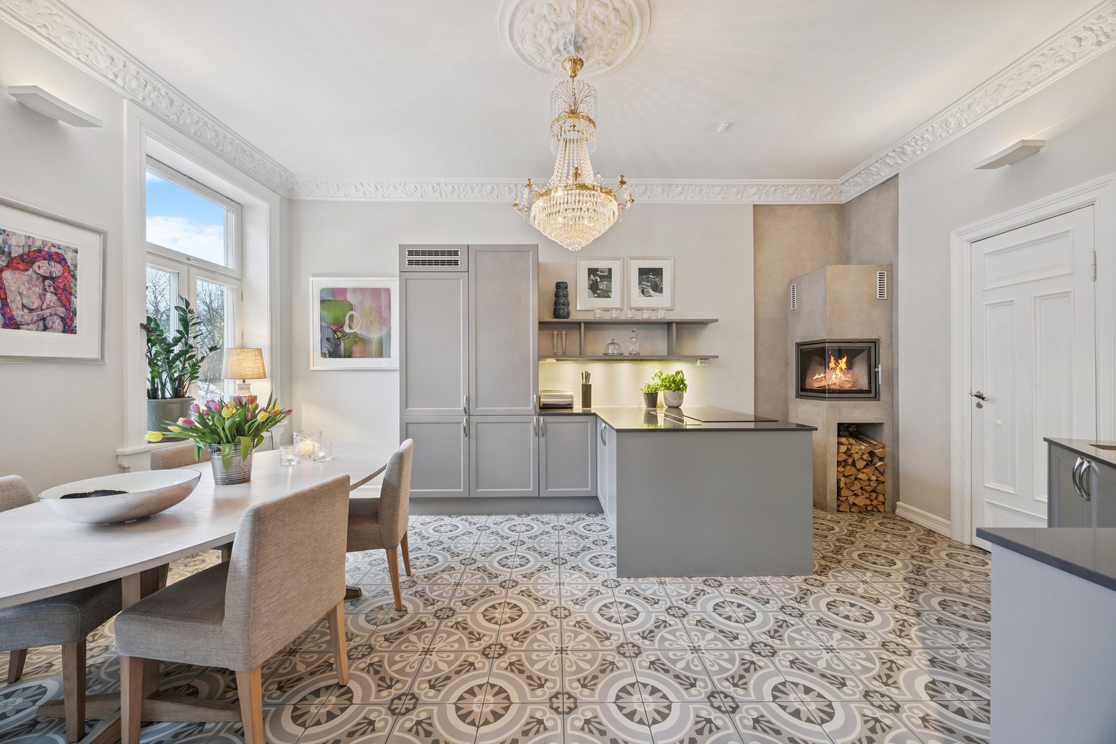 Kjøkkenet er utformet som et funksjonelt og godt tilrettelagt arbeidskjøkken med romslig innredning og gjennomtenkt planløsning. Galleribilde