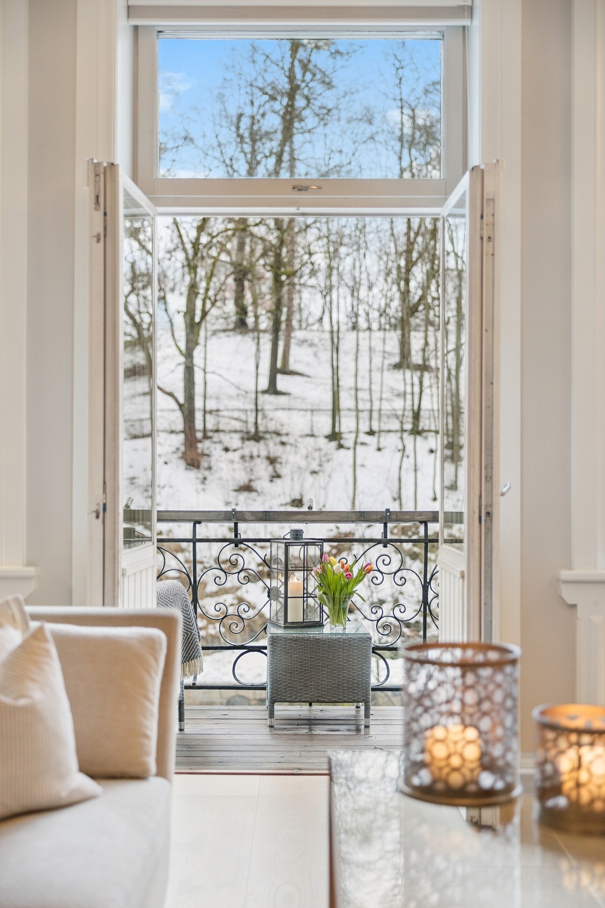 Fra stuen er det direkte utgang til en balkong, som fungerer som en naturlig forlengelse av oppholdsrommet. Galleribilde