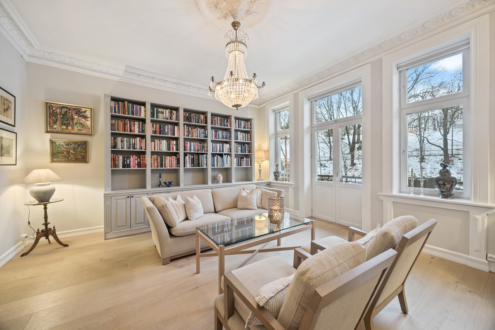 De store vindusflatene gir rikelig med dagslys. Galleribilde