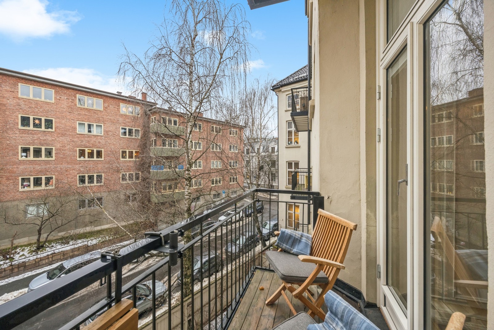 Fra soverommet er det direkte utgang til en sydvestvendt balkong mot sameiets stille bakhage. Galleribilde