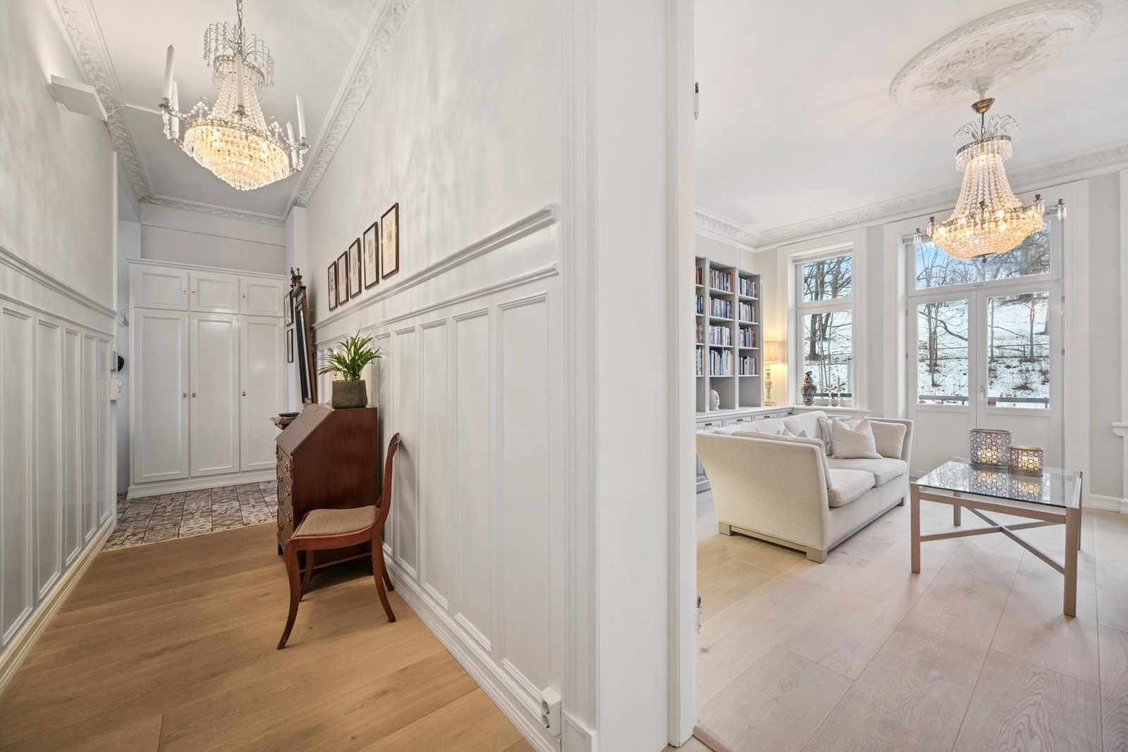 Leiligheten ønskes velkommen gjennom en imponerende entré som umiddelbart setter tonen for boligens klassiske eleganse. Galleribilde