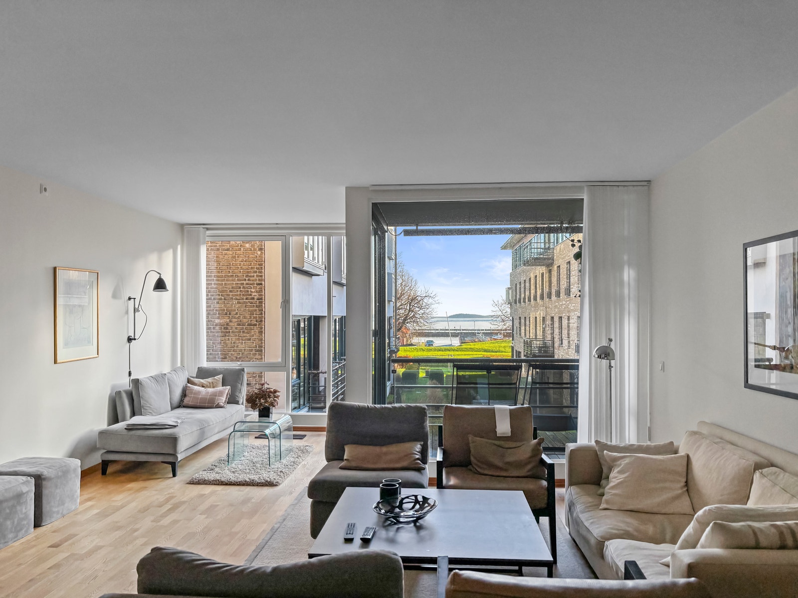 Fra stuen er det utgang til koselig balkong Galleribilde