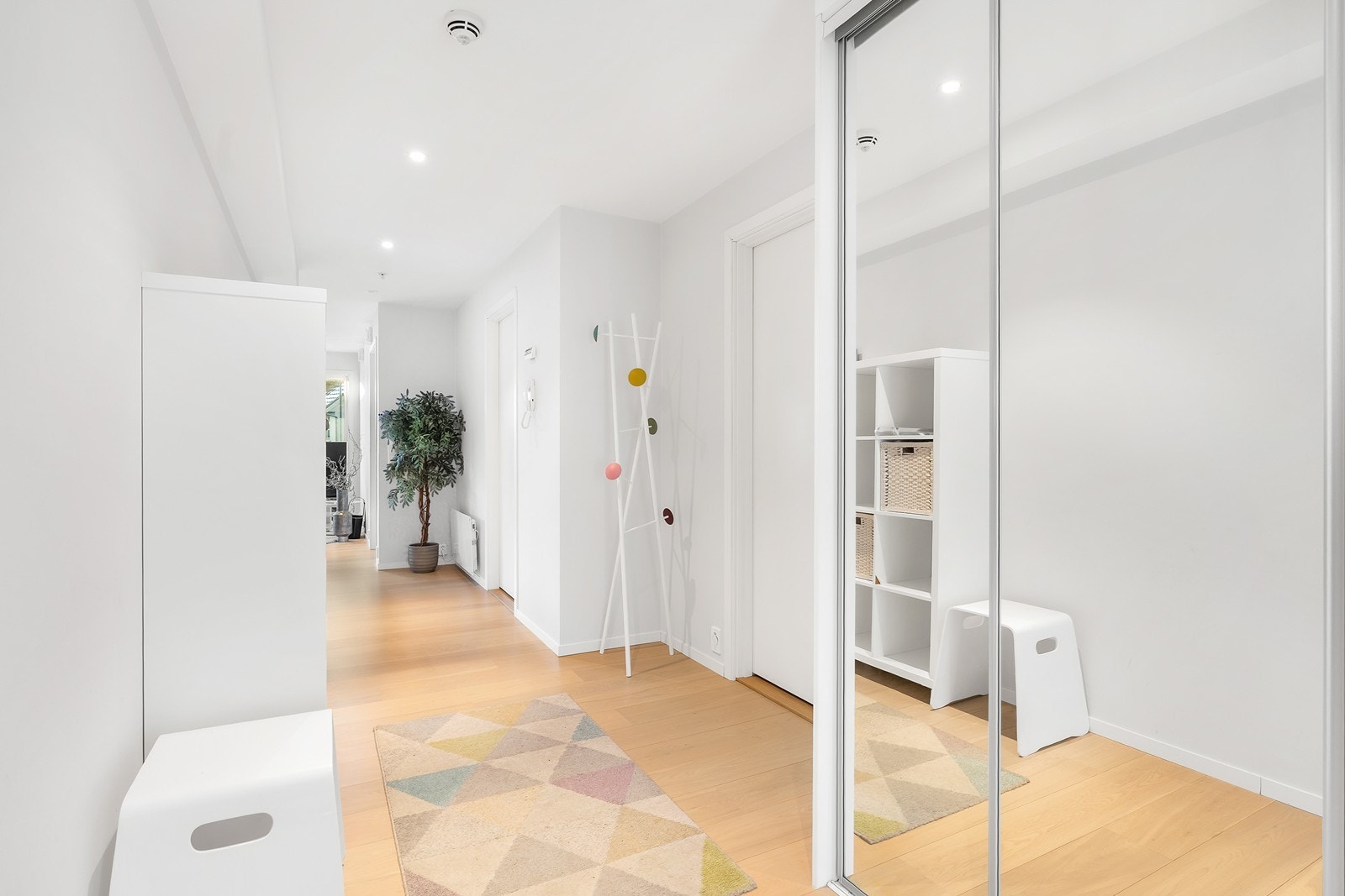 I gangen er det god plass til oppbevaring av yttertøy i garderobeskap. Galleribilde