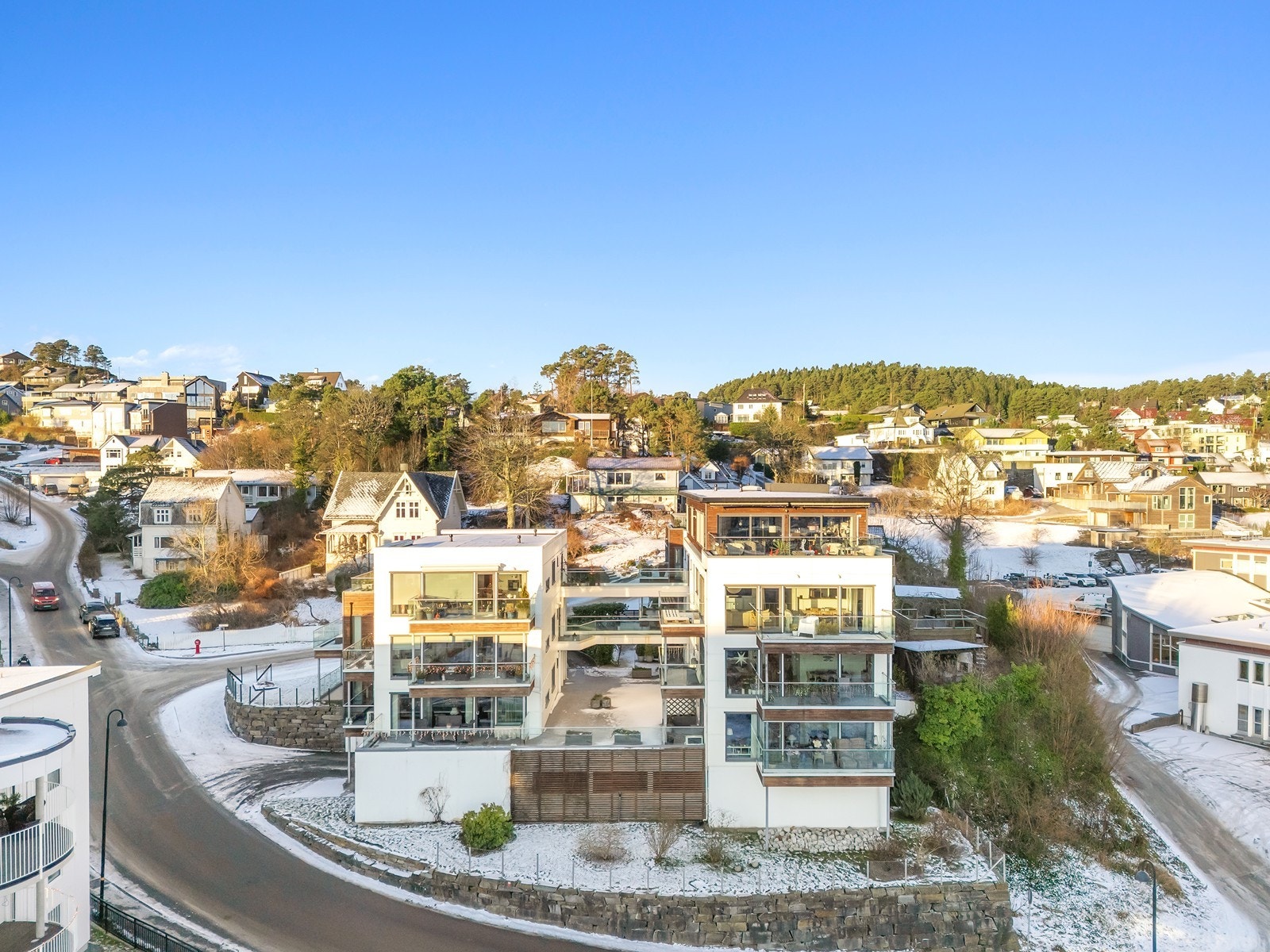 Herfra er det kun et par minutters gange til sentrum, med et bredt utvalg av kafeer, restauranter, butikker og båthavn. Galleribilde