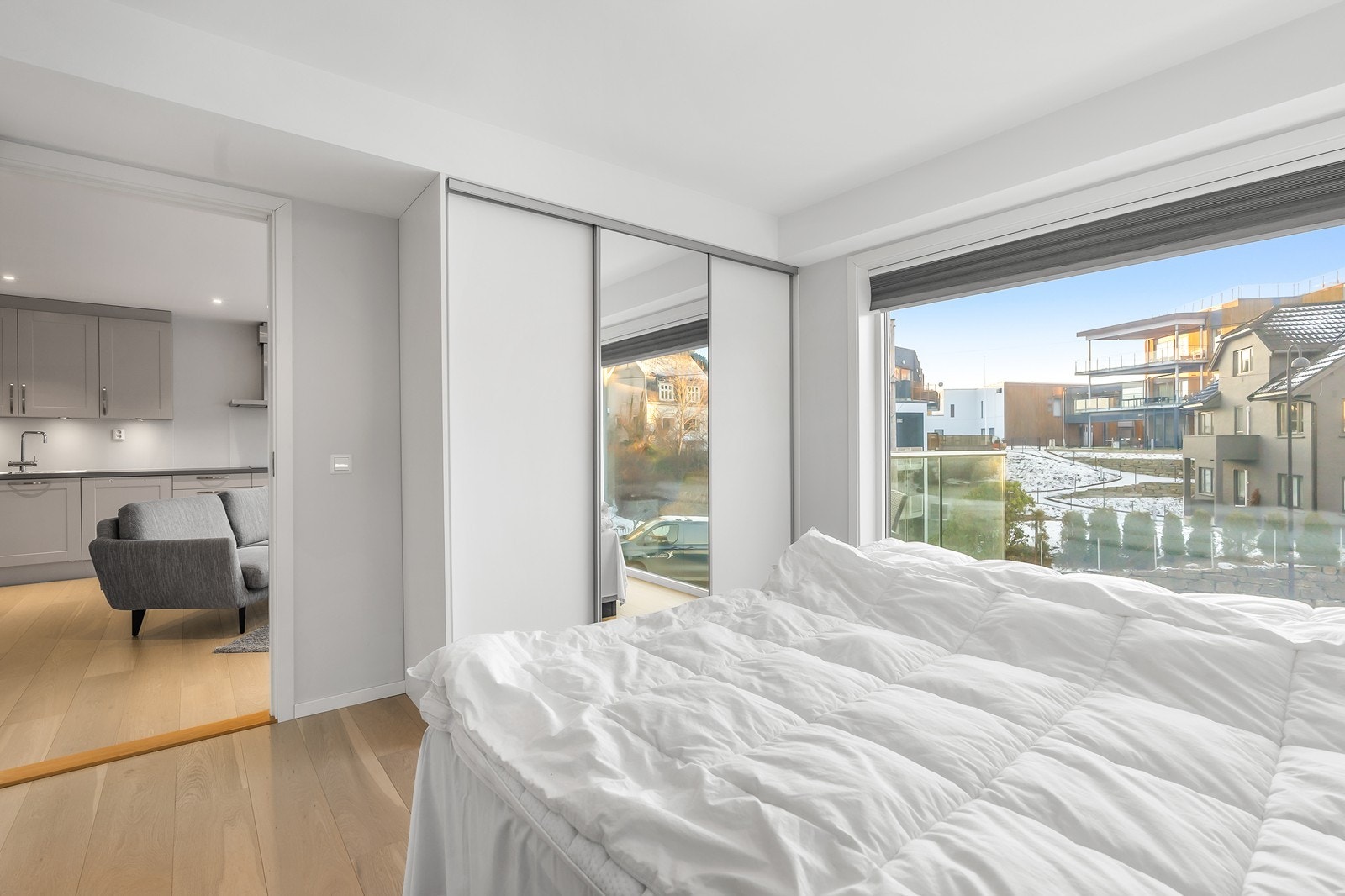 Her er det god plass til garderobeskap og annet soveromsmøblement. Galleribilde