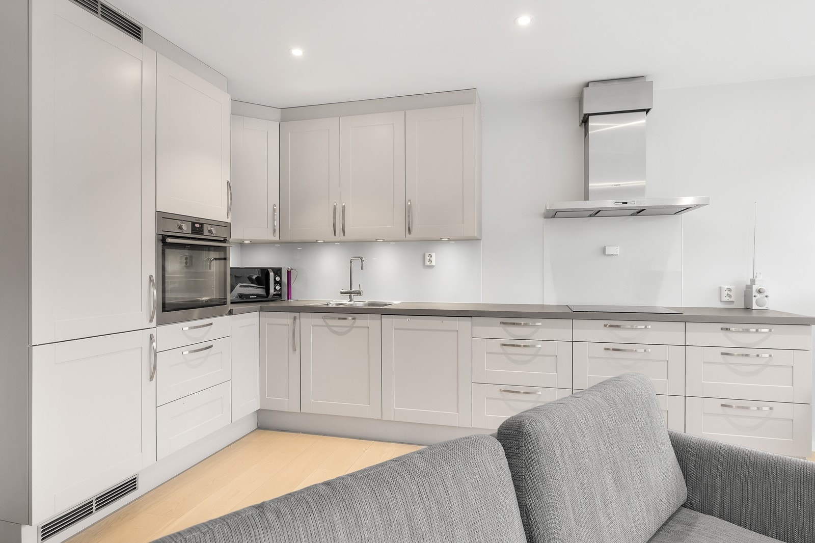 Integrerte hvitevarer gir et reint og moderne inntrykk til kjøkkenet. Galleribilde