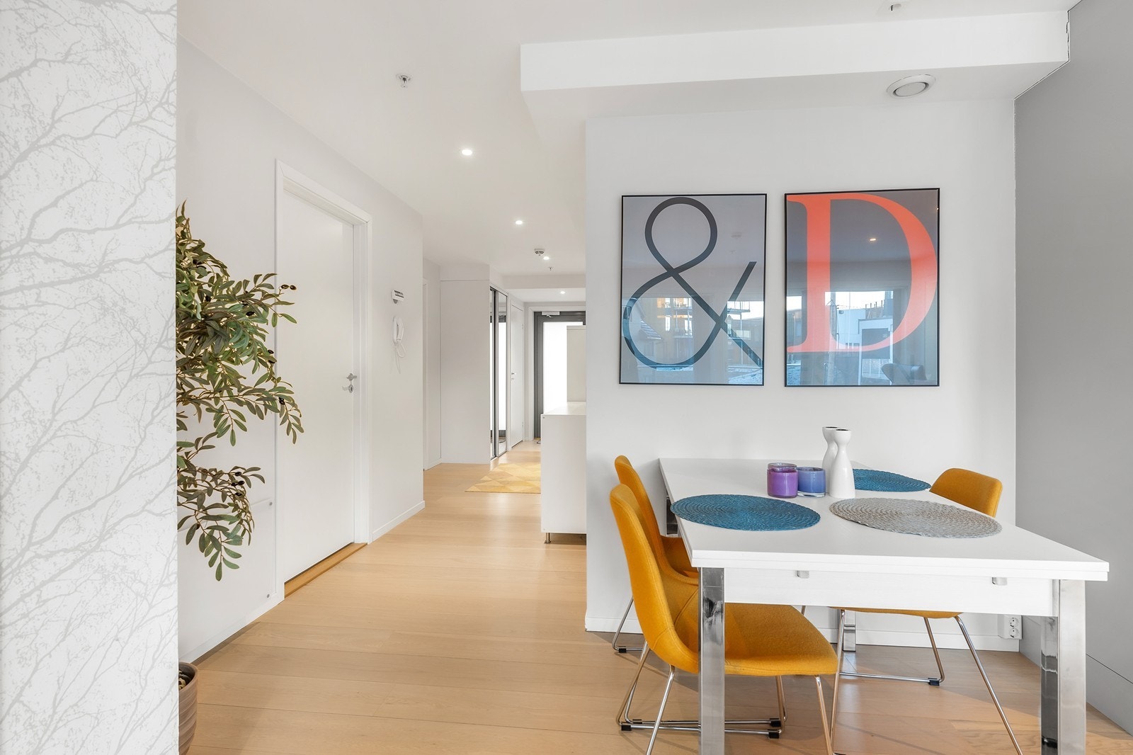 Det er valgt moderne, men nøytrale farger i leiligheten, samt nydelig parkett på gulv. Galleribilde