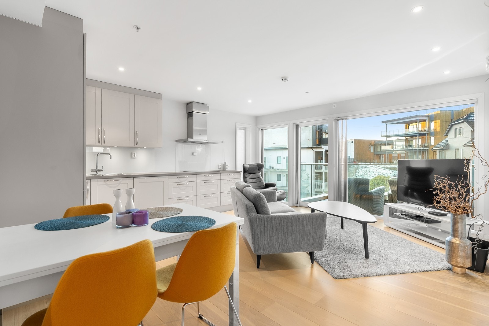 Stue og kjøkken har en åpen løsning, noe som gjør leiligheten mer arealeffektiv. Galleribilde