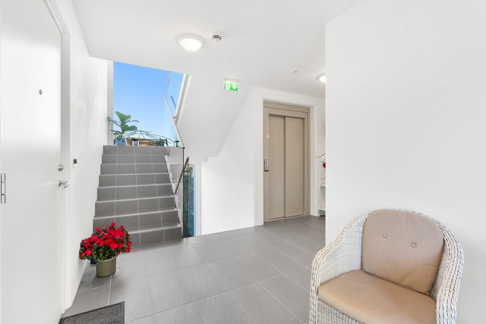 Fellesområde med heis i bygget. Galleribilde