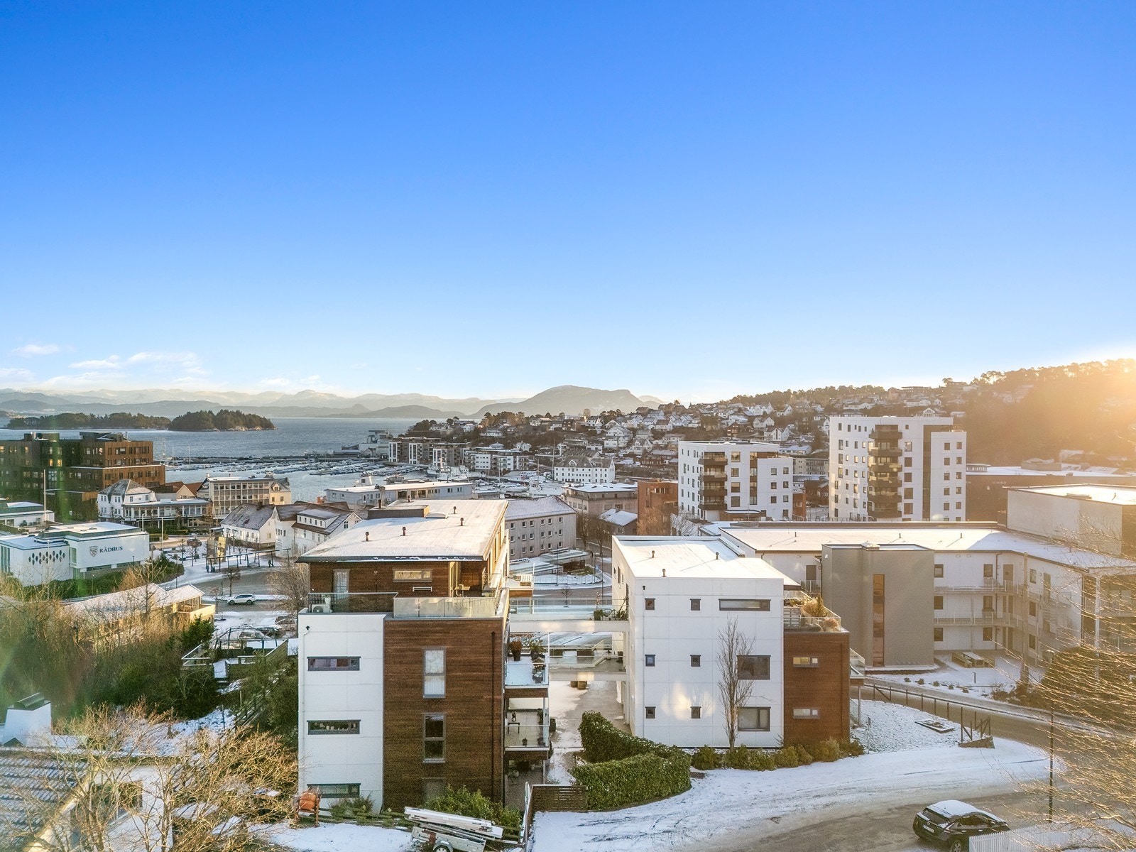Eiendommen har en sentral beliggenhet i et populært boligområde, like ved Leirvik sentrum. Galleribilde