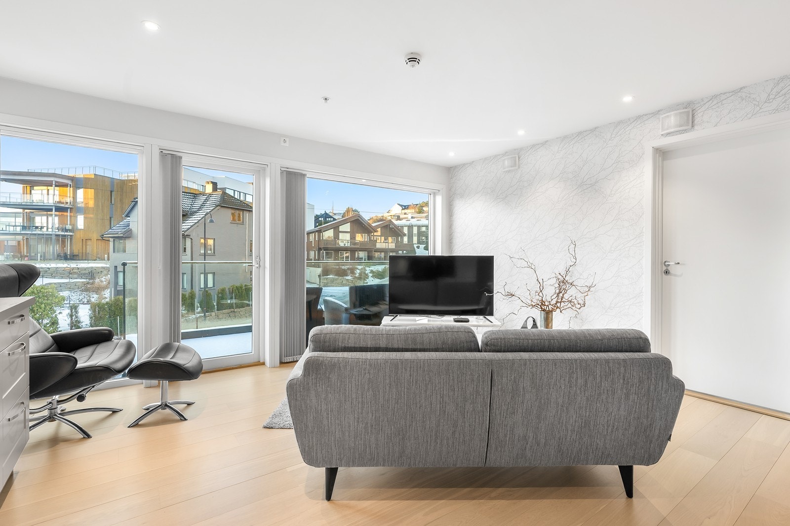 Leiligheten ligger i byggets 3. etasje og har moderne og lyse overflater. Galleribilde