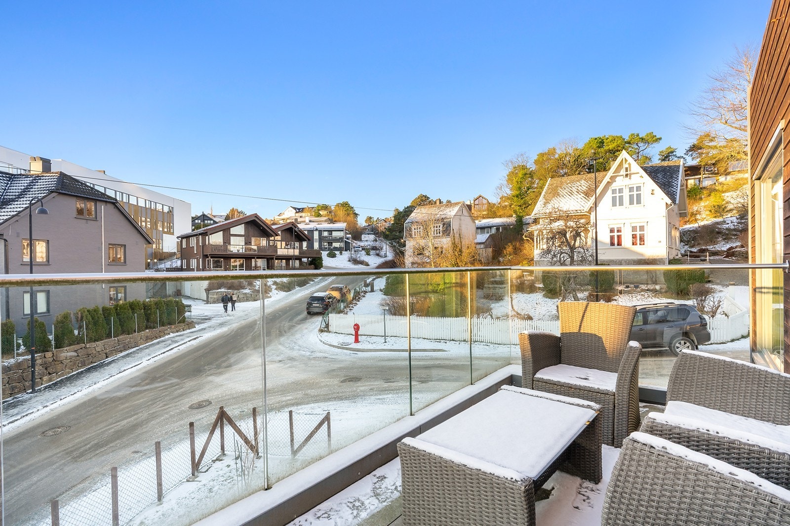 Balkongen er målt til 10 m² og har god utsikt over nærområdet. Galleribilde