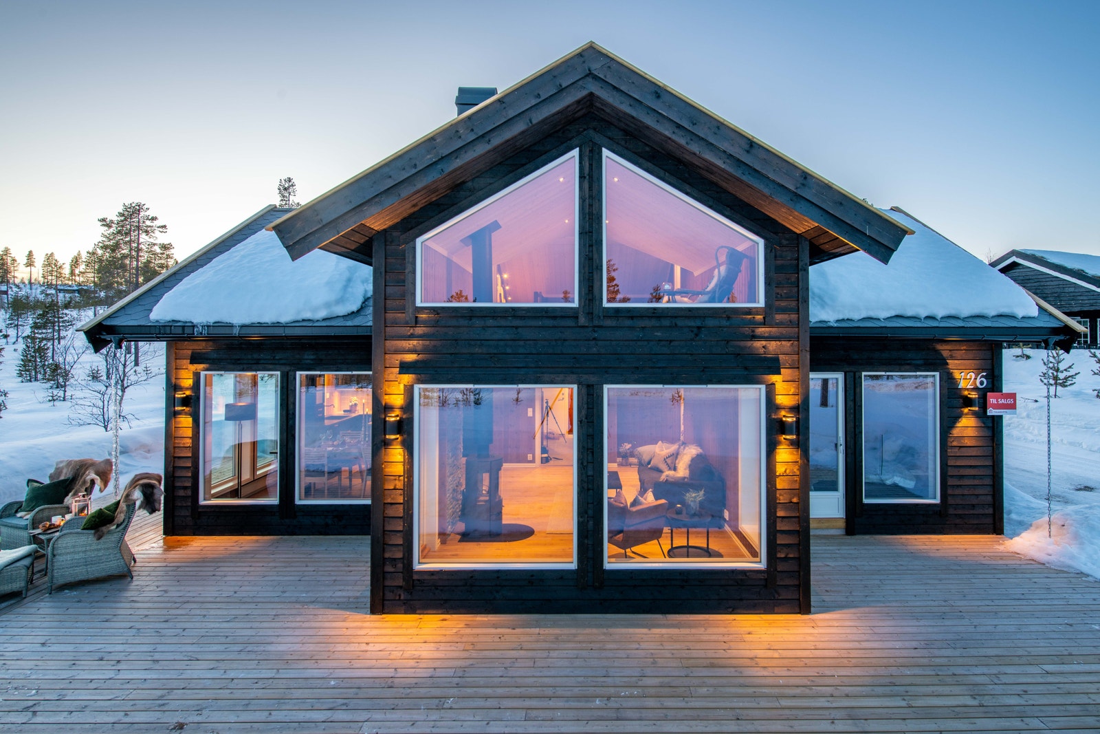 Lekker hytte med lune farger og store vinduer - meget innholdsrik Galleribilde