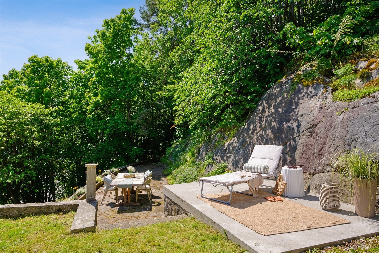 Eiendommen tilbyr solrike og skjermede uteplasser som hele familien kan glede seg over. Galleribilde