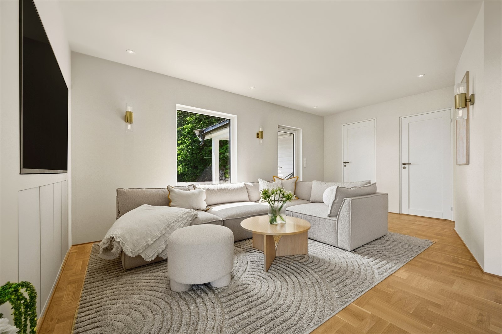 Her er det plass til en stor sofagruppe og TV. Galleribilde