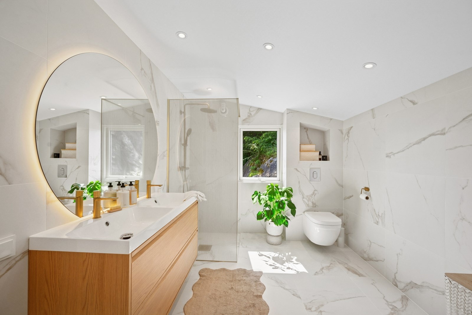 Meget lekkert bad fra 2025 med elegante fliser på gulv og vegger. Rommet har varmekabler i gulvet, opplegg for vaskemaskin og plass til tørketrommel. Galleribilde