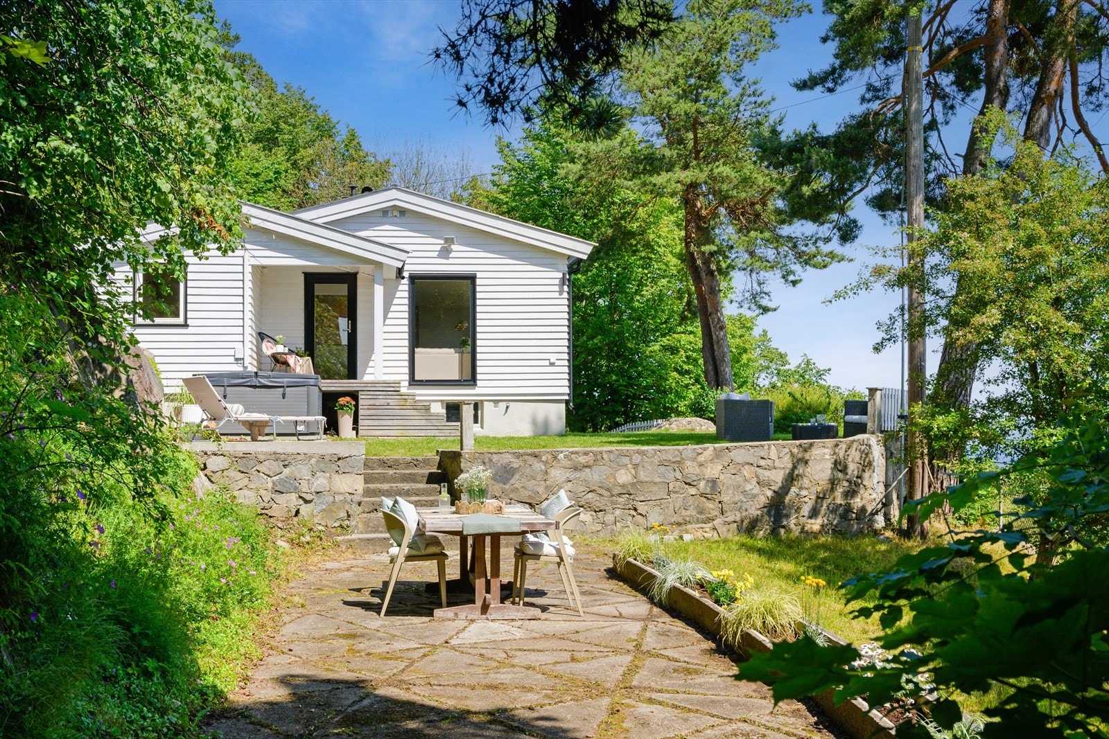 Eiendommen ligger i et veletablert boligstrøk med kort gang- og kjøreavstand til alle nødvendige fasiliteter. Galleribilde