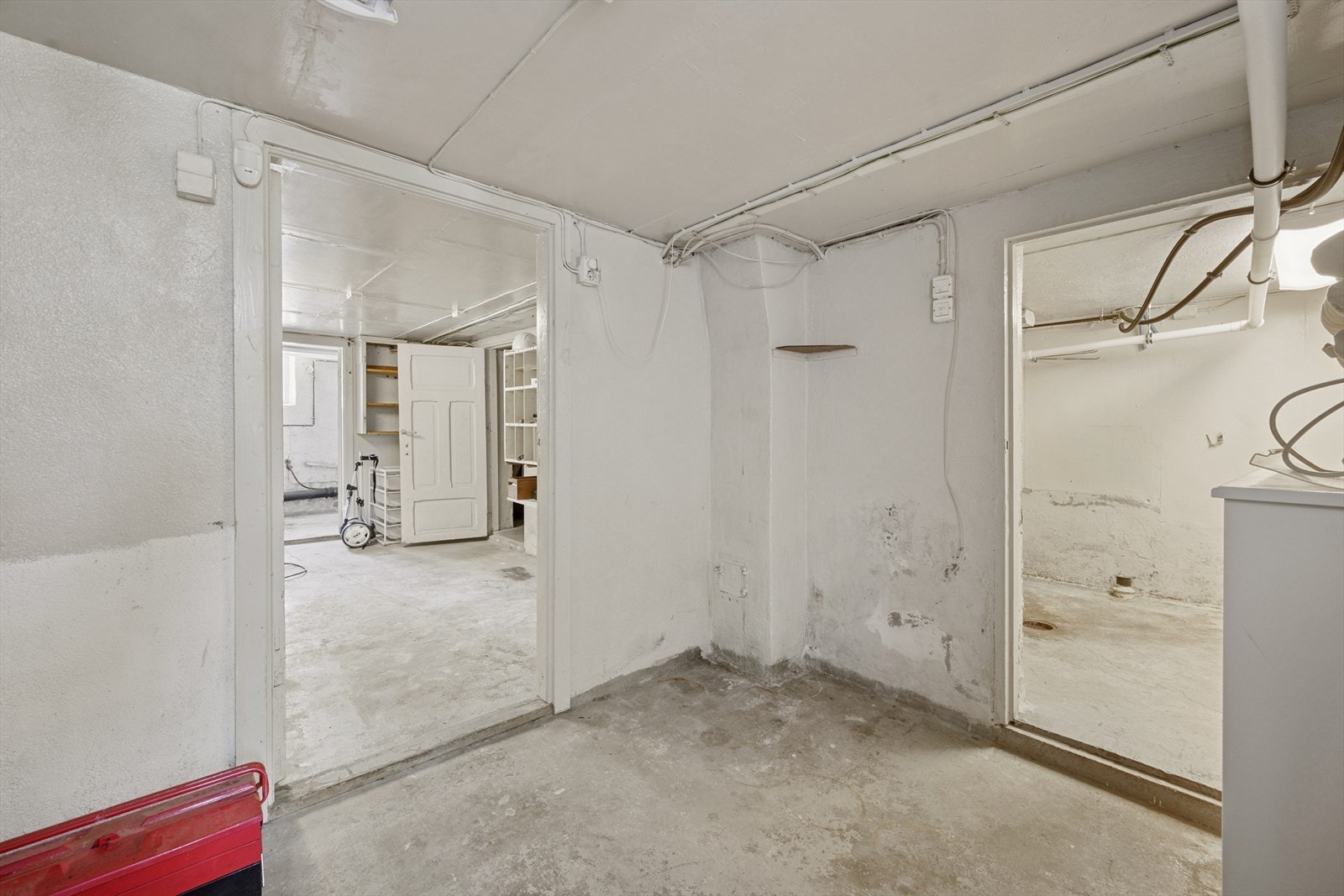 En varmtvannsbereder på ca 200 L, produsert i 2012, er montert i kjellerrom. Galleribilde