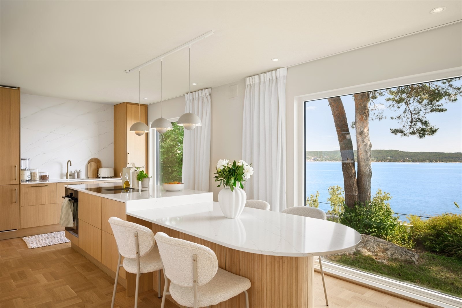 DNB Eiendom presenterer Sundbyveien 41 - en lekker, oppusset og påkostet enebolig beliggende i det attraktive området Nærsnes i Asker. Galleribilde