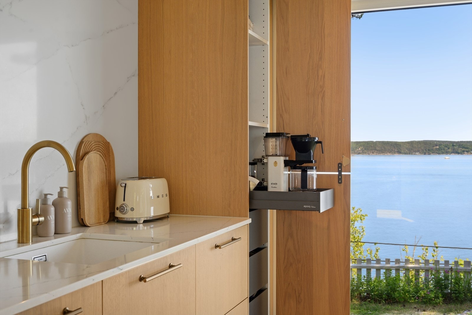 Huset har blitt påkostet med lekre detaljer, inkludert et kjøkken med praktiske uttreksskuffer fra skap. Galleribilde