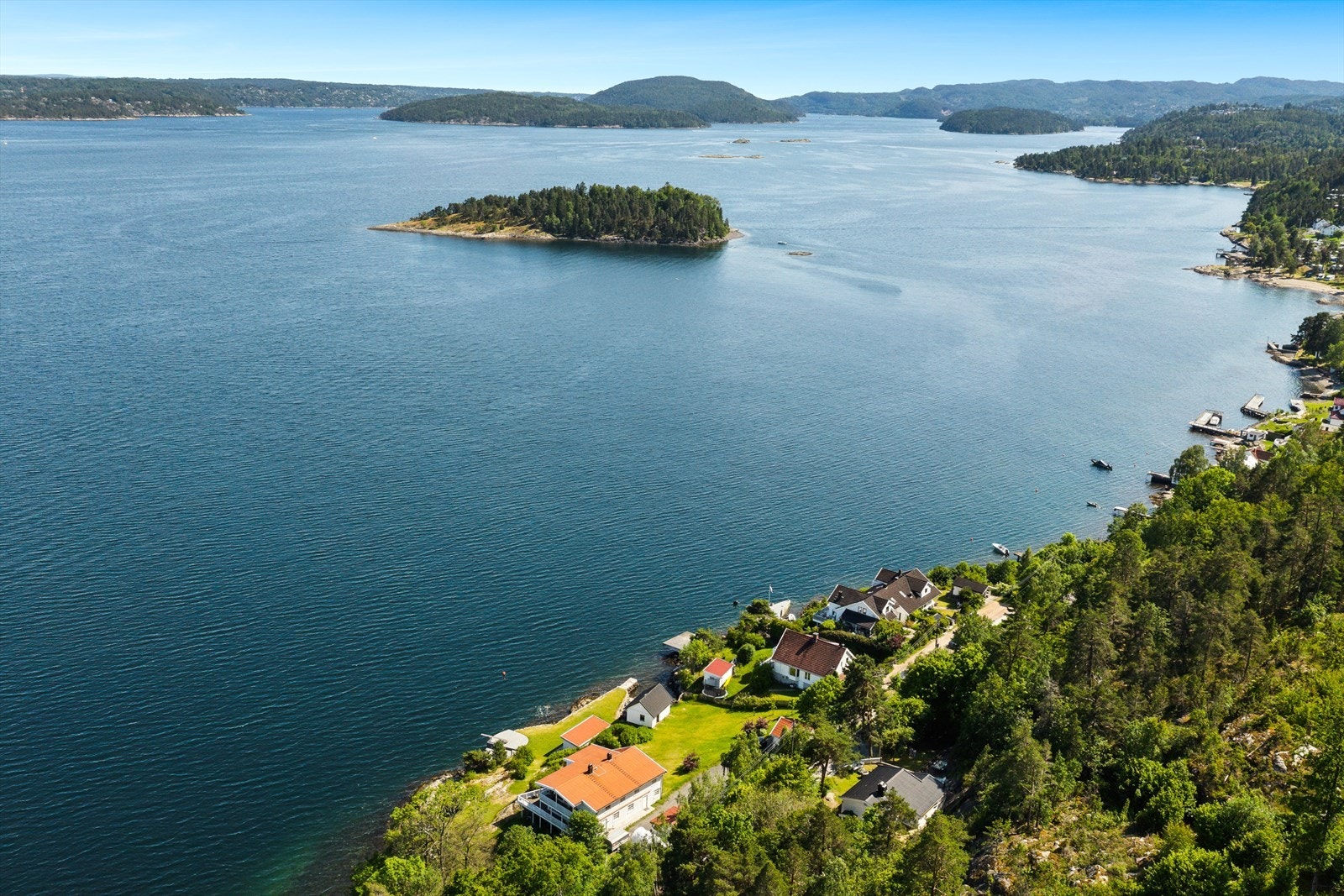Det er gangavstand til badestrender, en kiosk og en restaurant som er åpne i sommerhalvåret, samt kyststien og andre turmuligheter i marka. Galleribilde