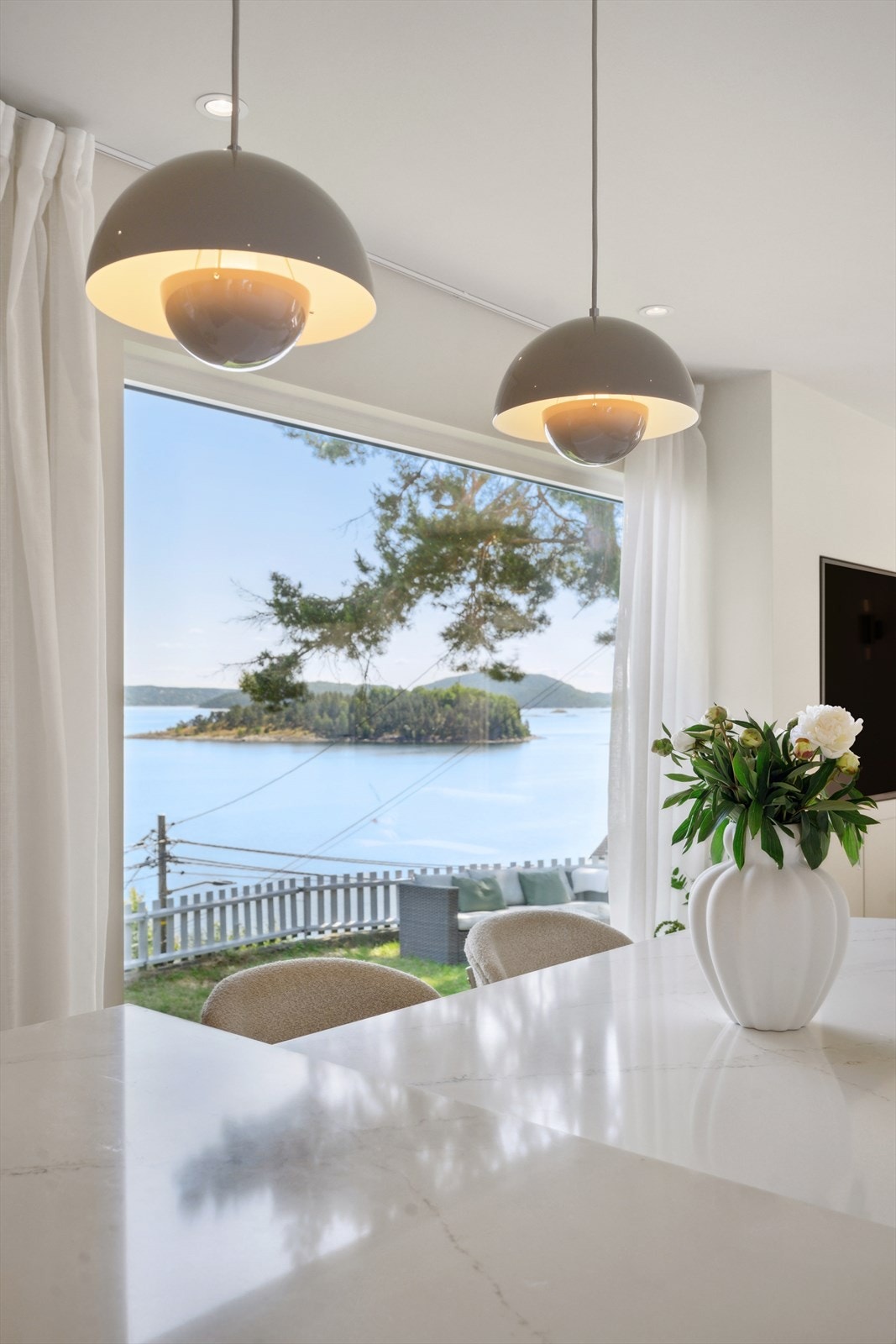 De store vindusflatene gir rikelig med naturlig lys og en luftig romfølelse. Galleribilde