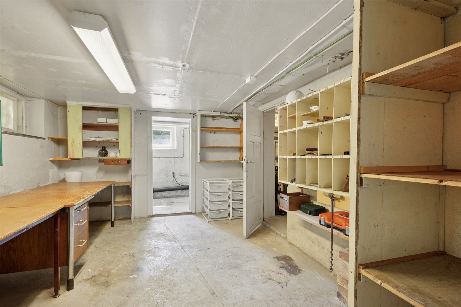 Huset har utmerkede lagringsmuligheter i kjelleren, som inkluderer flere bodrom. Galleribilde