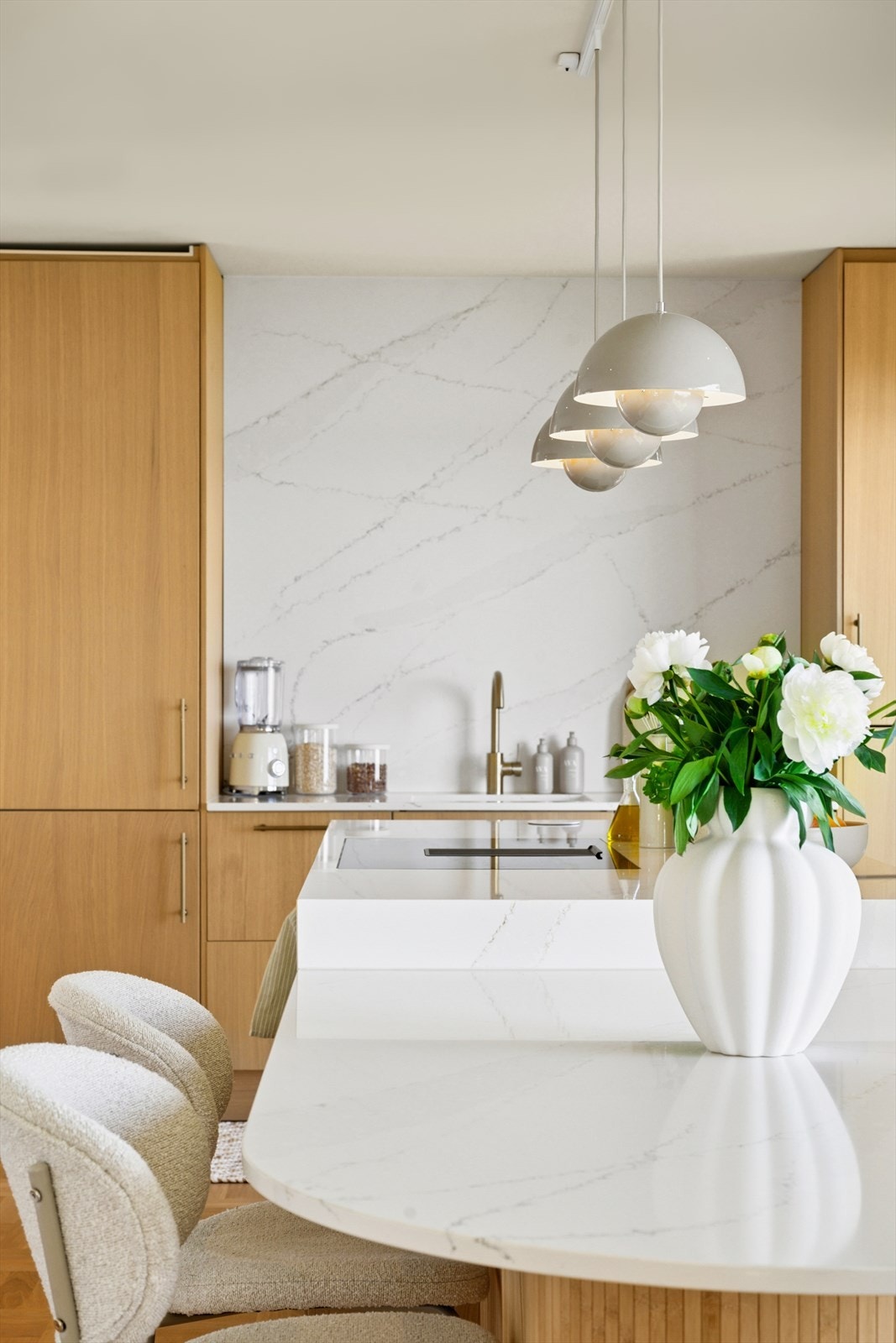 Over benkeskapene er det en matchende komposittsteinplate på veggen. Galleribilde