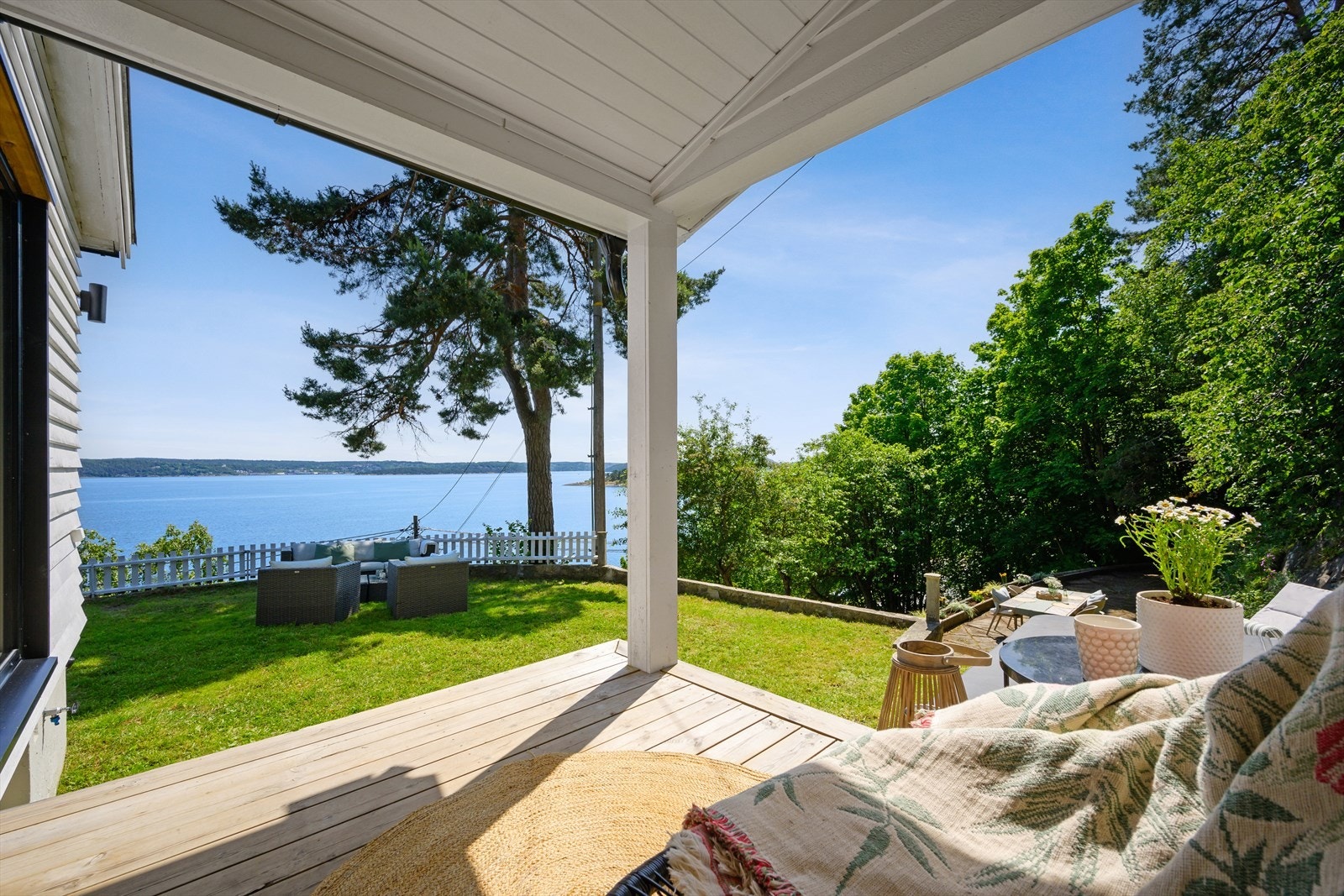 Fra stuen har du utgang til en sydvendt terrasse i trekonstruksjon med takoverbygg, målt til ca. 7 m². Galleribilde