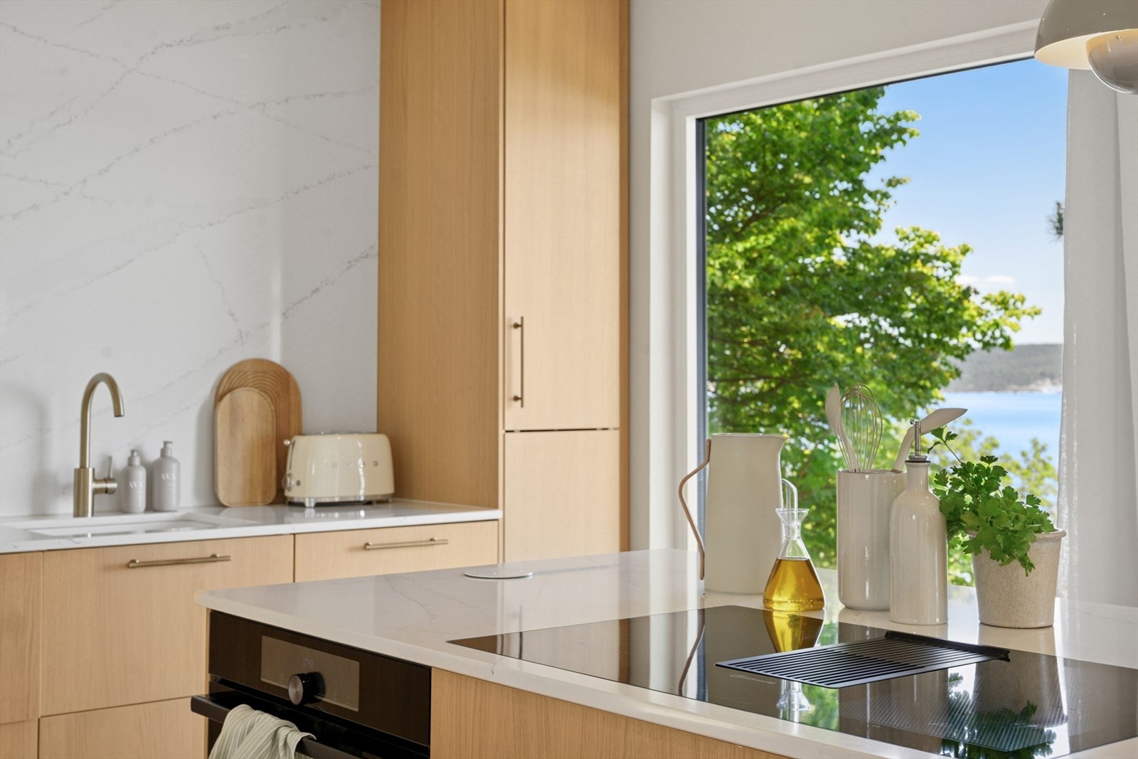 Kjøkkenøya er utstyrt med en platetopp og en integrert kullfilterventilator. Galleribilde