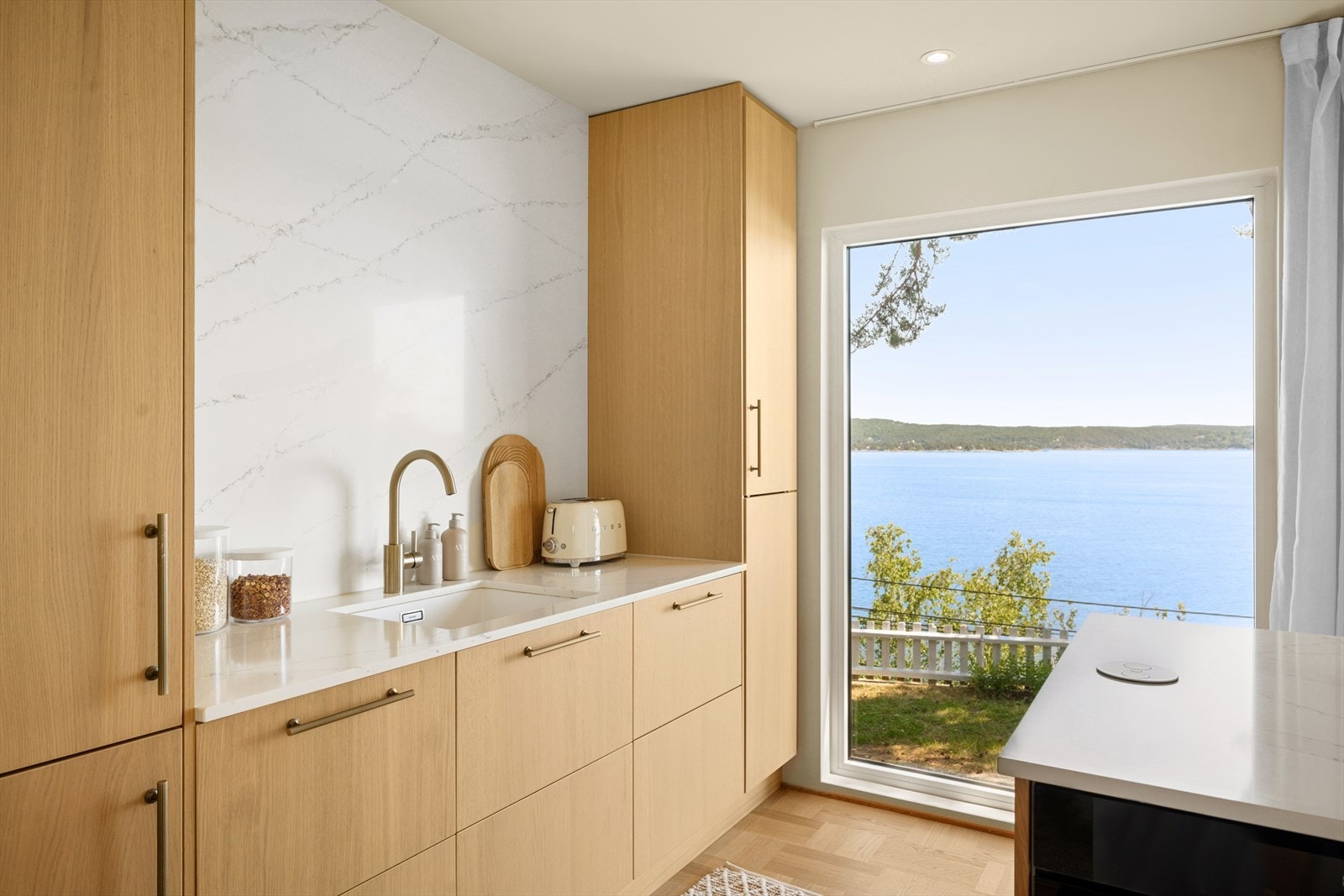 Her kan du kokkelere mens du nyter den fantastiske fjordutsikten, som oppleves som et levende maleri fra både stue og kjøkken. Galleribilde