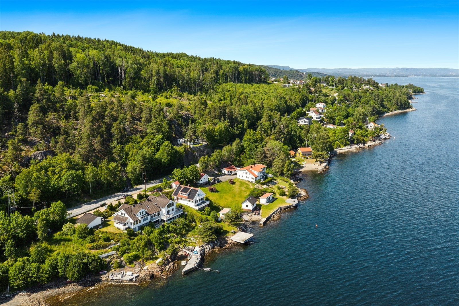 Området er svært barnevennlig, med flere barnehager, en barneskole og en idrettsplass på Nærsnes. Galleribilde