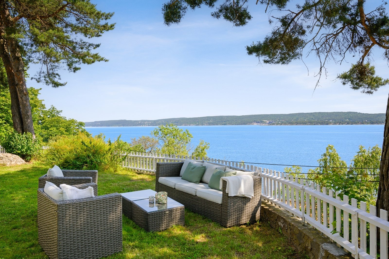 Den nydelige fjordutsikten kan nytes både fra hagens vakre uteplasser og fra boligens stue og kjøkken. Galleribilde