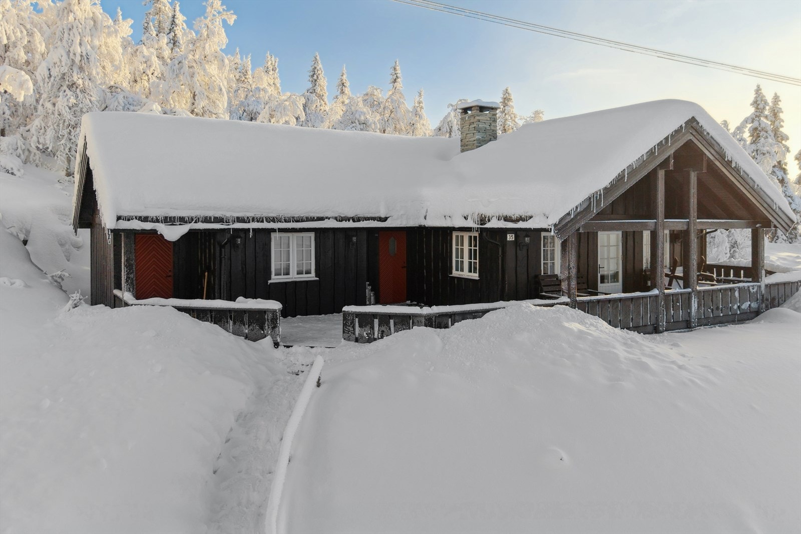 Terrassen er på hele 57 m². Det er overbygget del utenfor stuen. Galleribilde