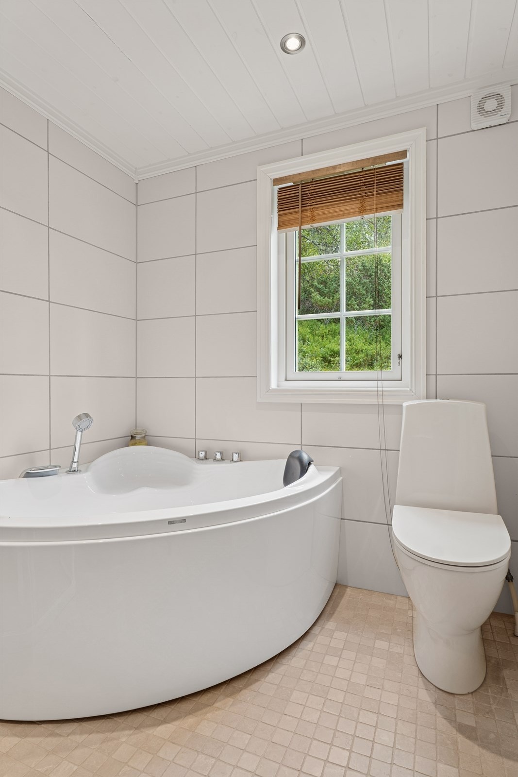 Bad 2, er i tilknytning til hovedsoverommet. Nytt hjørnebadekar og toalett i 2019. Galleribilde