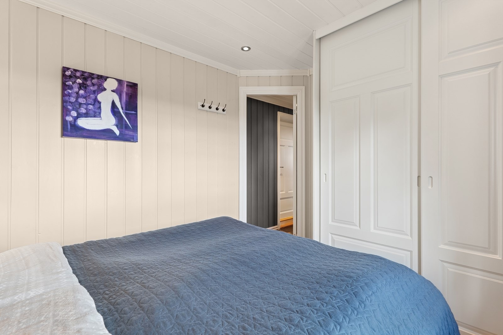 Soverom 2 er malt i lyse farger. Praktisk skyvedørsgarderobe. Galleribilde