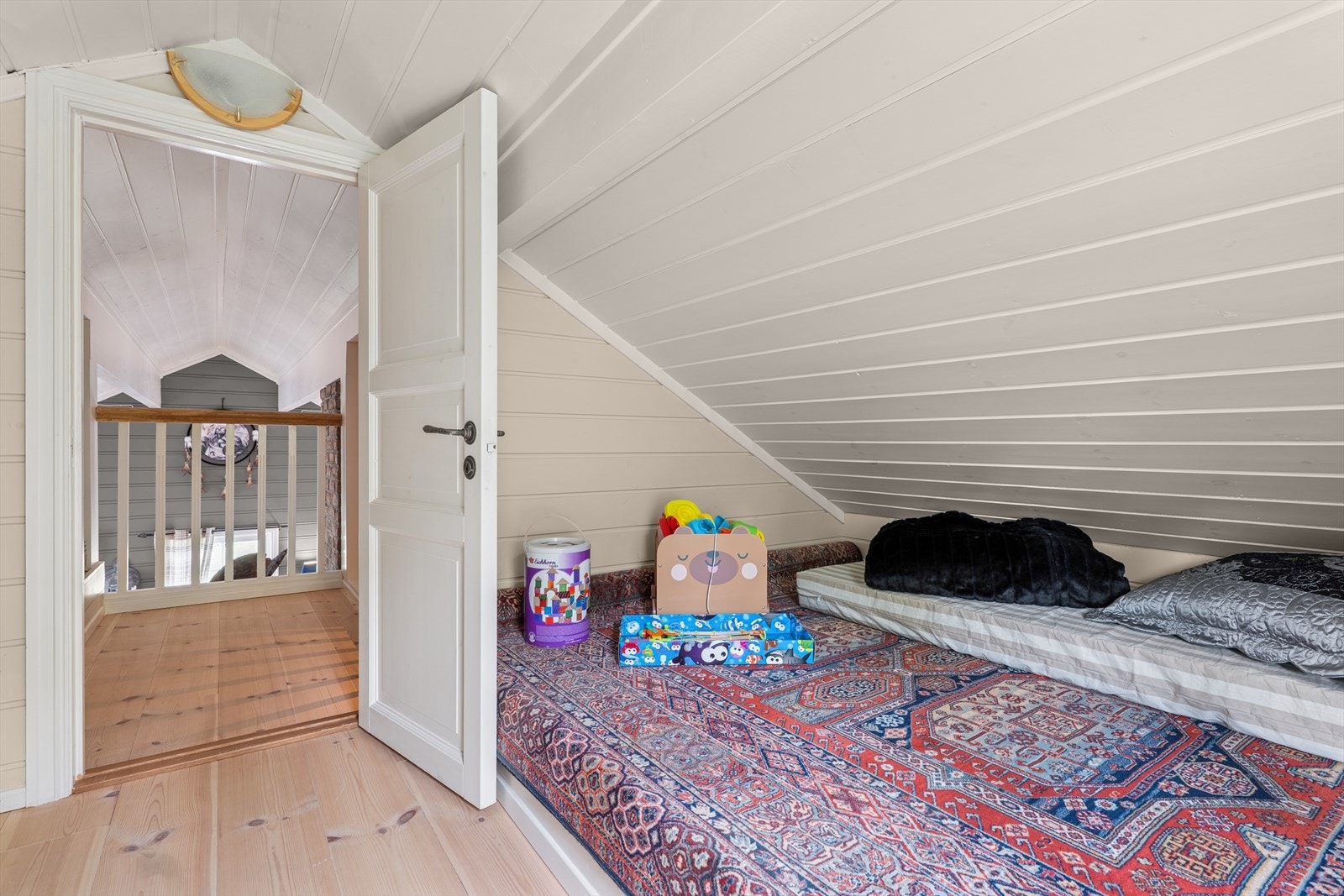 Det er fast trapp fra gangen og opp til hemsen. Åpent ned, med rekkverk mot stuen. Galleribilde