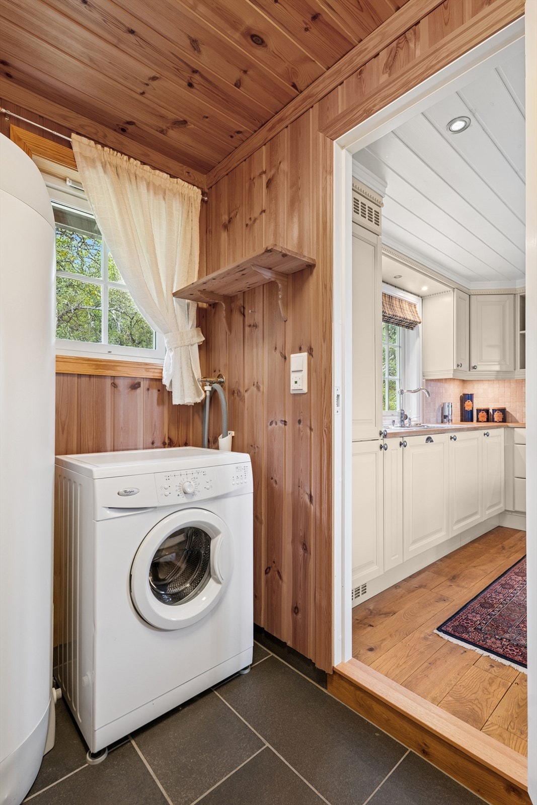 Innvendig bod / teknisk rom. Her er varmtvannsberederen på ca. 300 liter- Opplegg for vaskemaskin. Galleribilde