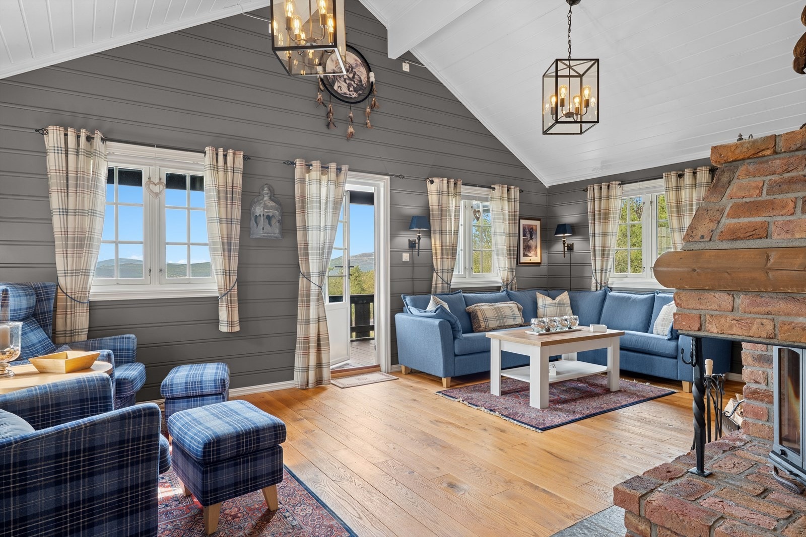 Stuen er romslig og har god takhøyde. Det er store vindusflater i stuen som slipper inn godt med naturlig lys. Galleribilde