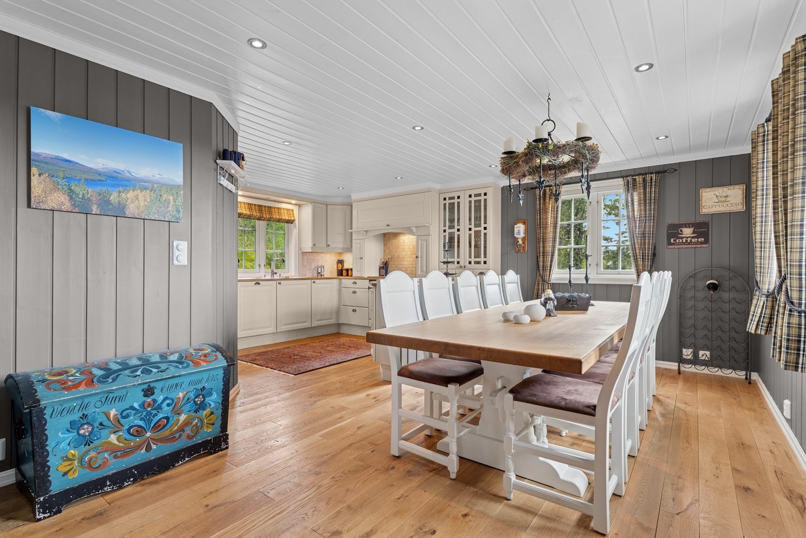 Vegger ble malt i 2020. Hytta fremstår som lys og moderne. Galleribilde