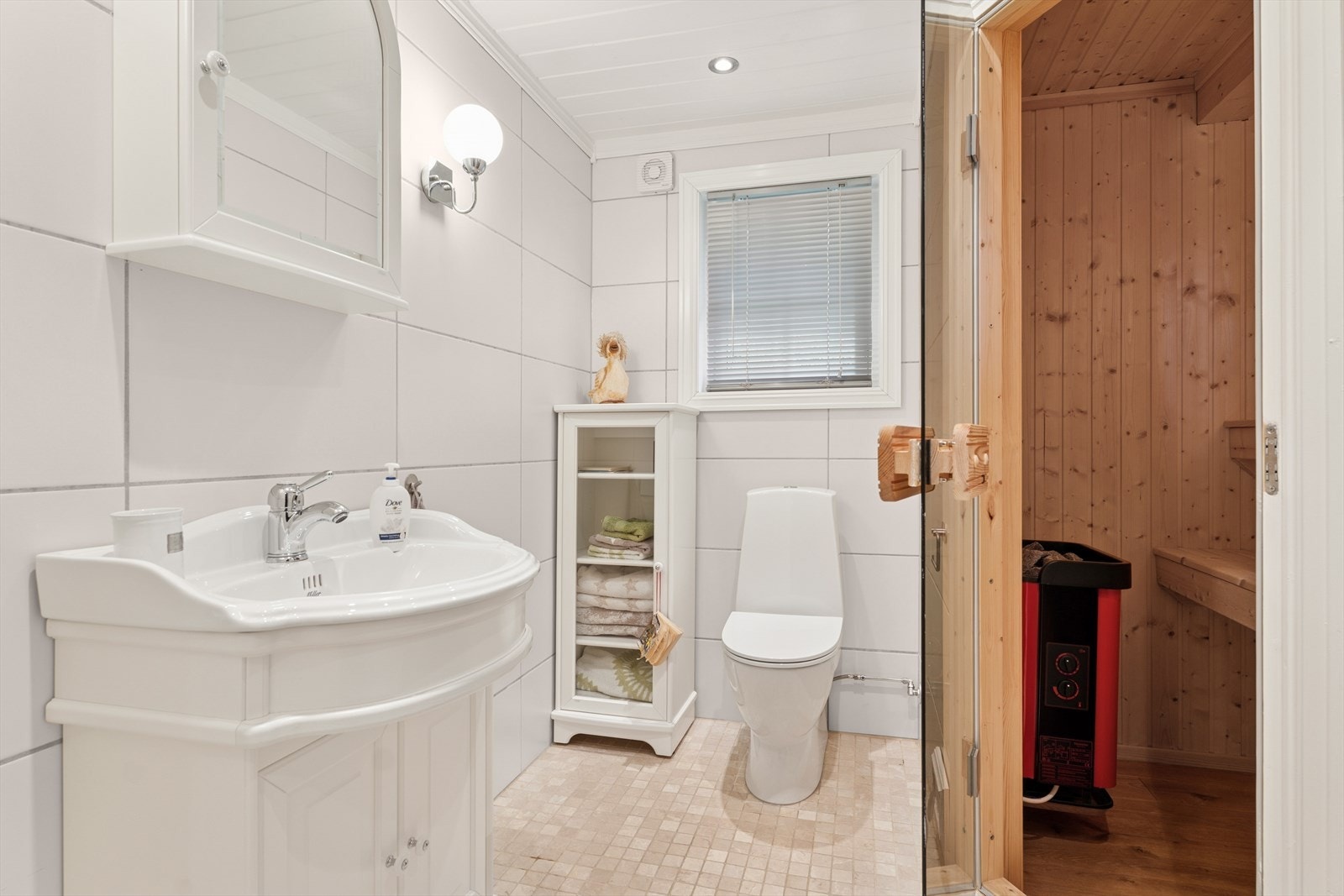 Hovedbadet har 5x5 cm flis på gulv med elektriske varmekabler, og 60x30 cm flis på veggene. Downligts og ny toalett fra 2019. Galleribilde