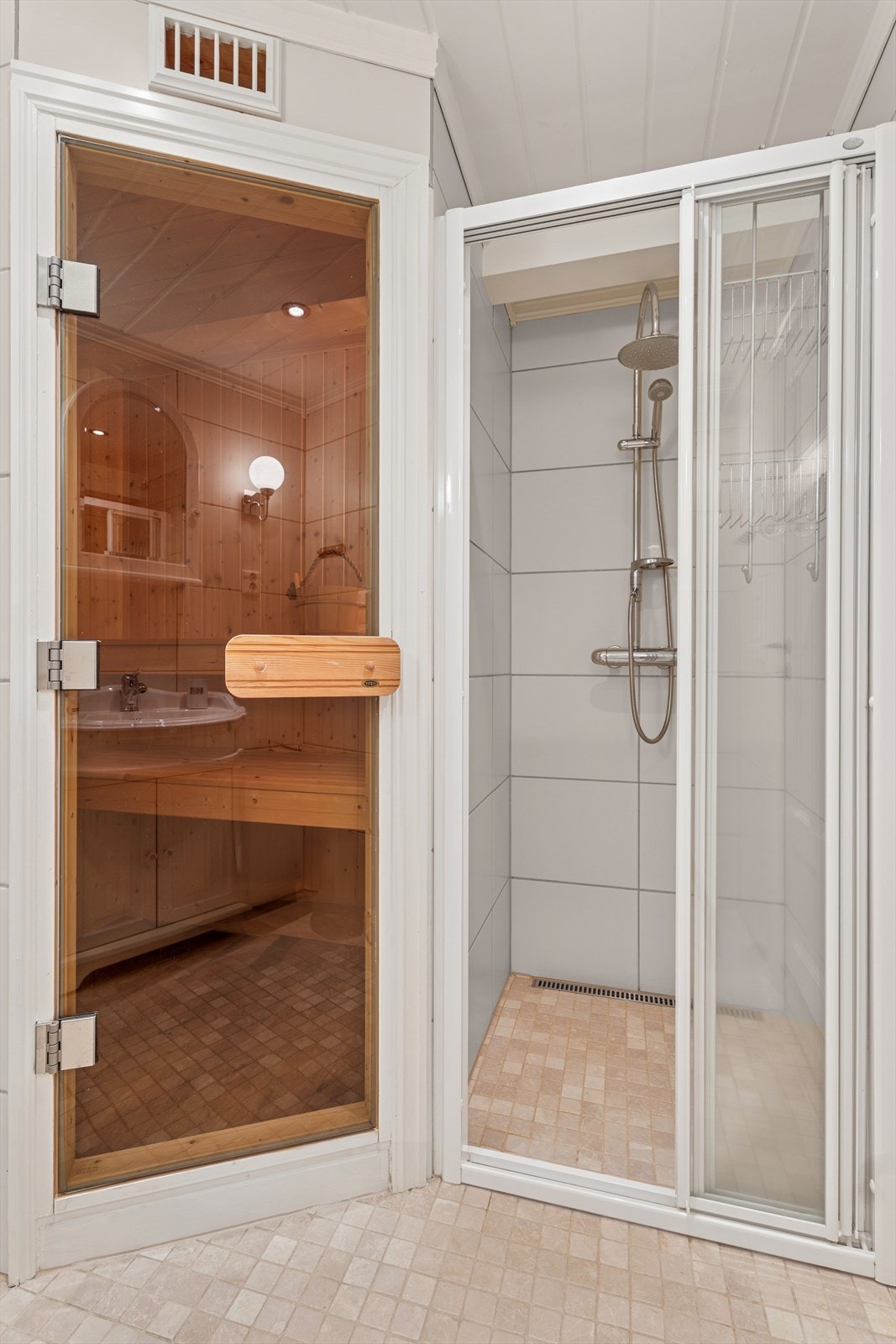 Badstue og dusjløsning. Det er moderne slukrist mot vegg i dusjen Galleribilde