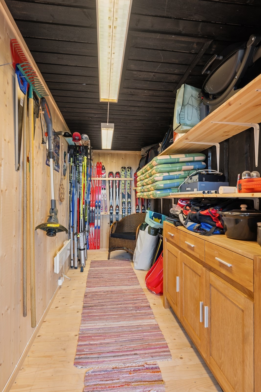 Fra terrassen er det inngang til praktisk sportsbod på 7m². Galleribilde