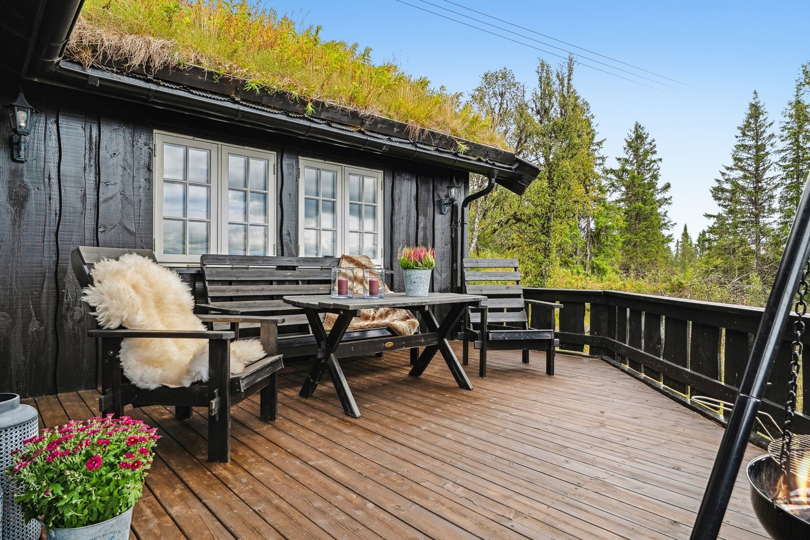 Det er fine terrasser rundt hytta, med utebelysning. Galleribilde