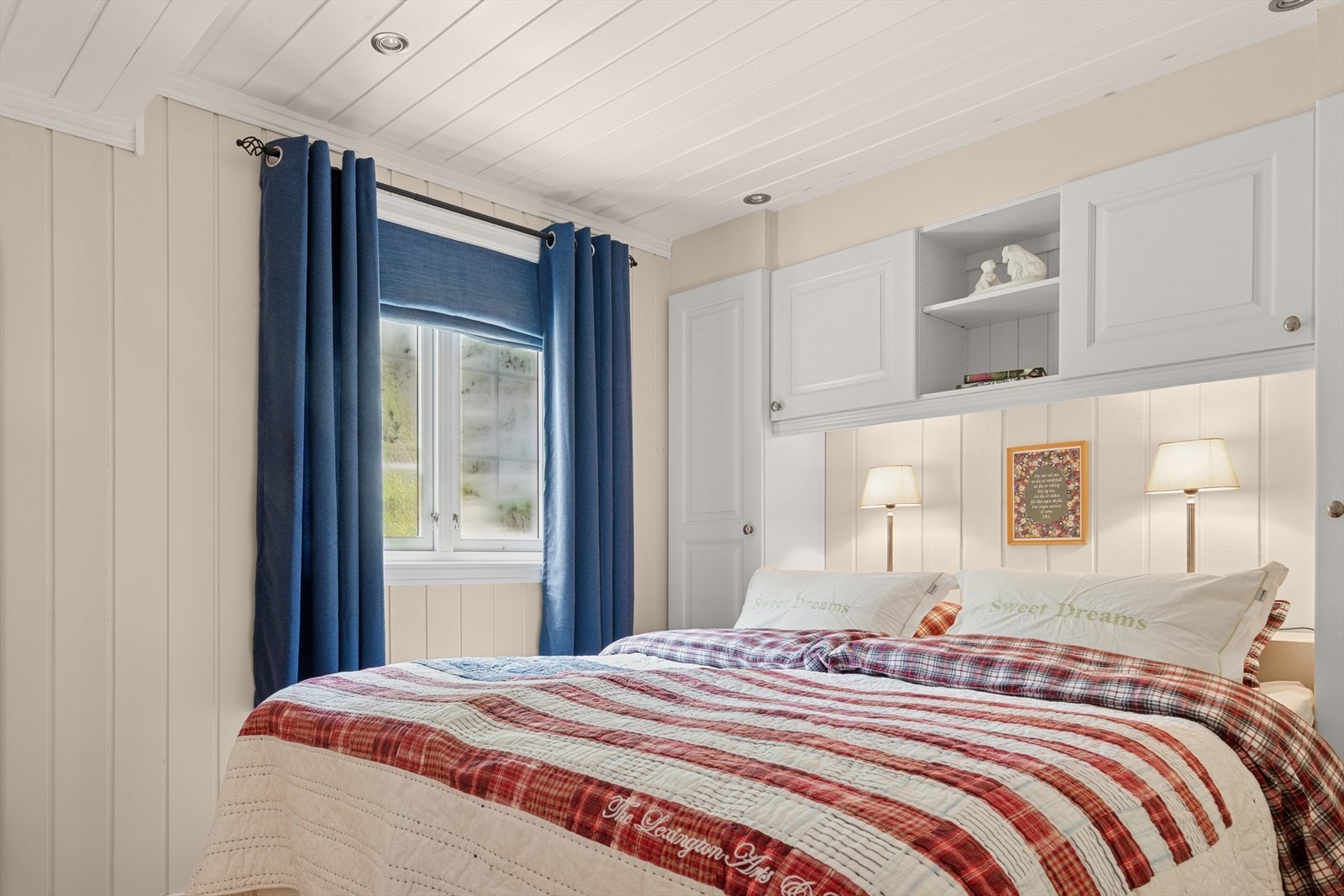 Hytta har 3 gode soverom og hemsløsning. Hovedsoverommet har garderobeløsning i overkant av sengløsningen. Hovedsoverommet har direkte tilgang til bad 2. Galleribilde