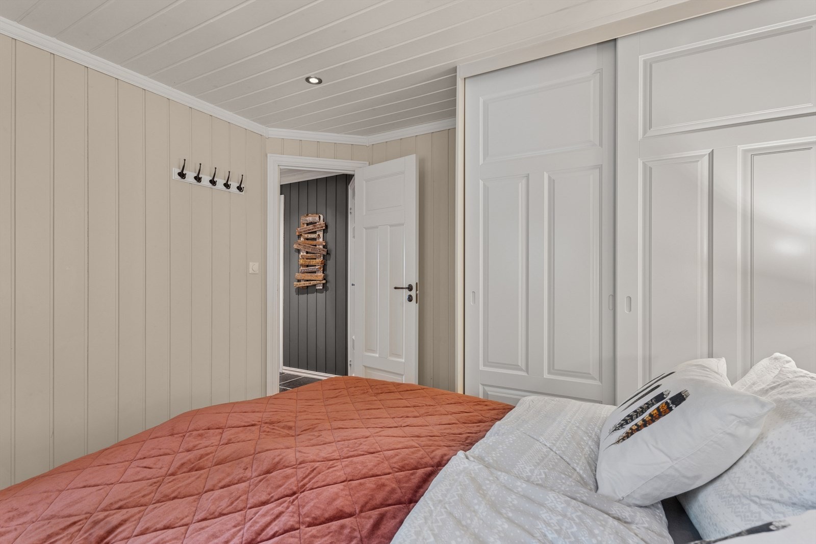 Soverom 3 er også malt i lyse farger. Praktisk skyvedørsgarderobe. Galleribilde