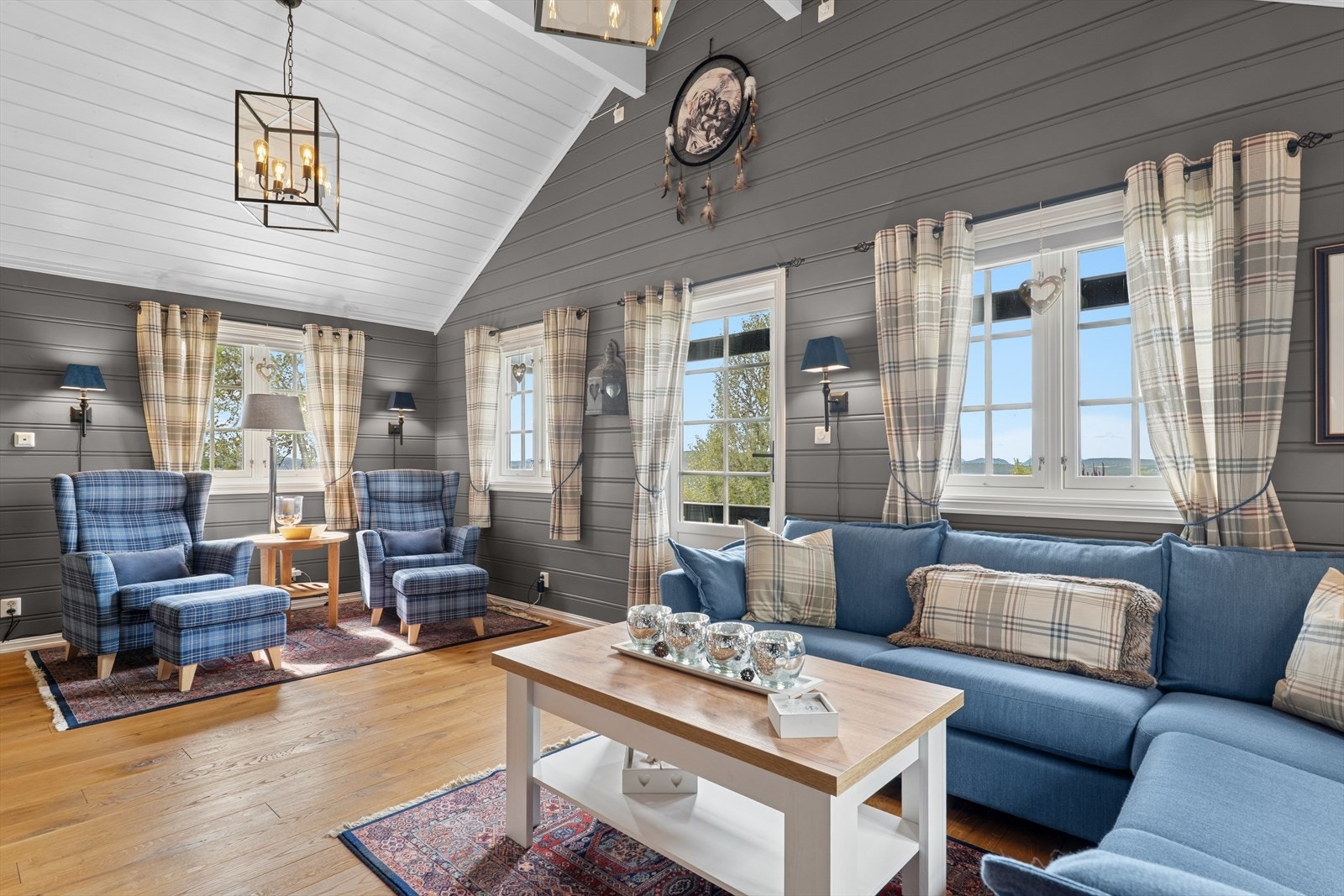 Det er store vindusflater i stuen som slipper inn godt med naturlig lys. Stuen har god takhøyde og kan deles inn i flere soner. Utgang til overbygget terrasse fra stuen. Galleribilde